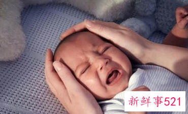 满月婴儿无故哭闹四肢乱抓