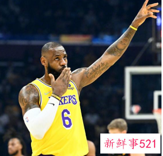 詹姆斯上演海报式隔扣,湖人重回西部第9