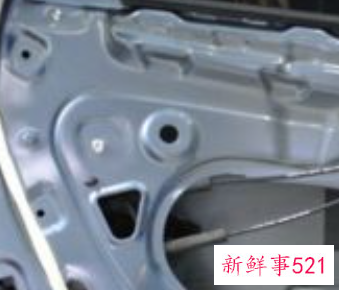 小卡片掉进车窗玻璃缝隙里面了