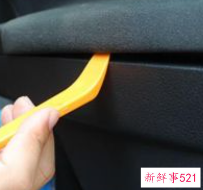 小卡片掉进车窗玻璃缝隙里面了