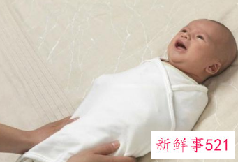 满月婴儿无故哭闹四肢乱抓