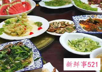 梦见吃饭时有人送菜