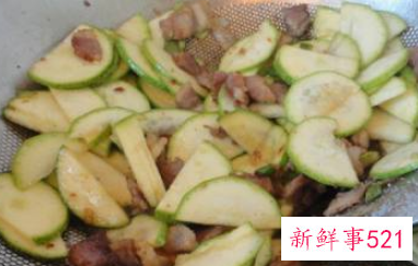蒜苔西葫芦炒肉的做法