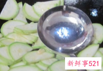 蒜苔西葫芦炒肉的做法