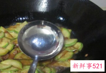 蒜苔西葫芦炒肉的做法