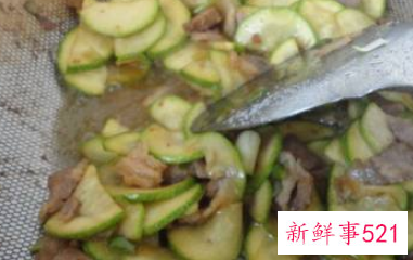 蒜苔西葫芦炒肉的做法