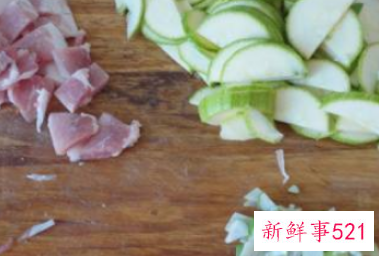 蒜苔西葫芦炒肉的做法