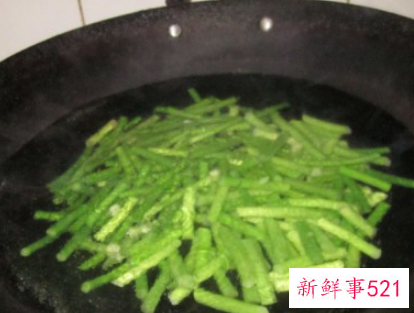 蒜苔西葫芦炒肉的做法