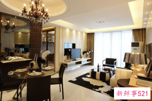 客厅连阳台怎样装窗帘呢