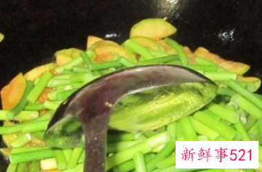 蒜苔西葫芦炒肉的做法