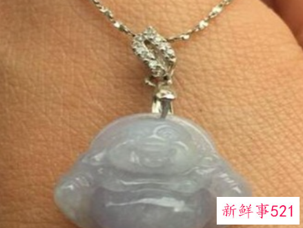 男人佩戴弥勒佛的寓意