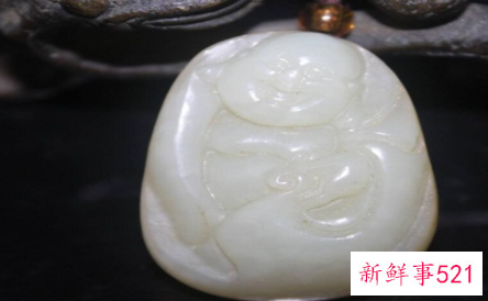 男人佩戴弥勒佛的寓意