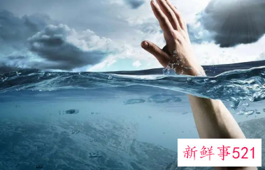 梦见掉水里又爬上来了周公解梦