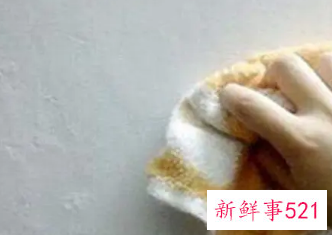 白灰墙上油污怎么去除