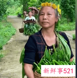 大妈抱蔬菜走秀