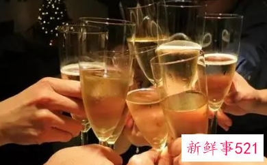 梦见死去的人给我送酒