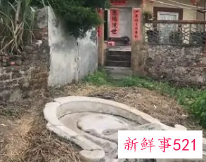 门前有坟地隔条路