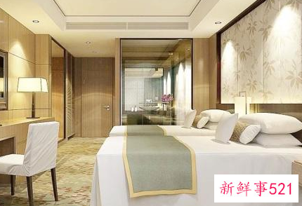 门口对窗户怎么摆床