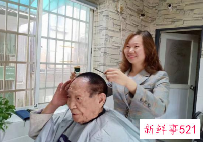 袁隆平理发18年的店铺已关门半年