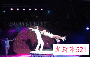 梦见和很多人一起看表演