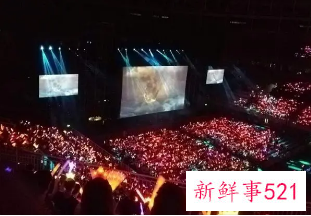 梦见和很多人一起看表演