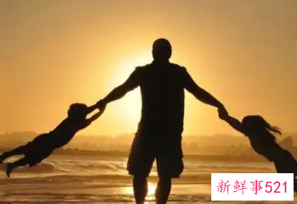 父亲表现出勇敢孩子则具阳刚之气