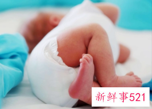 新生儿穿纸尿裤好还是拉拉裤好