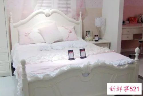 梦见床垫有个洞是什么