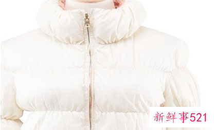 白色羽绒服搭什么颜色的帽子