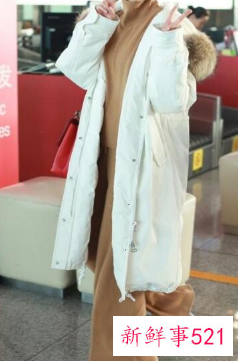 白色羽绒服搭什么颜色的帽子