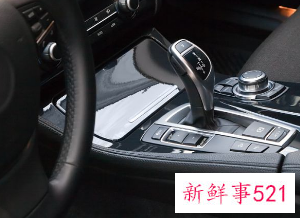 自动挡的车怎么开步骤