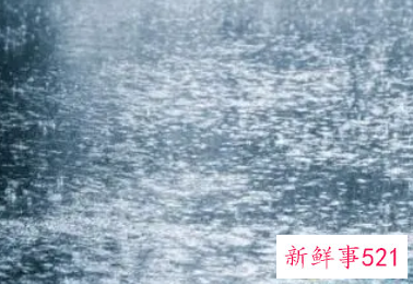 梦见下雨下的到处都是水