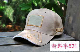 白色羽绒服搭什么颜色的帽子