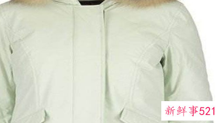 白色羽绒服搭什么颜色的帽子