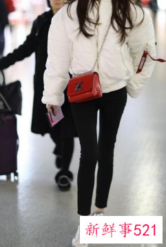 白色羽绒服搭什么颜色的帽子