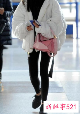 白色羽绒服搭什么颜色的帽子