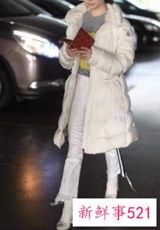 白色羽绒服搭什么颜色的帽子