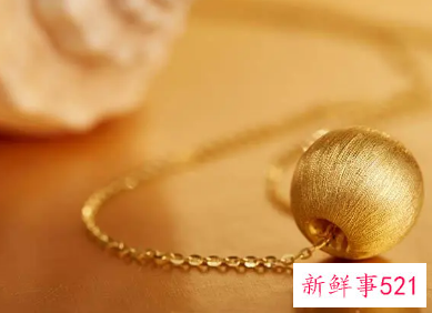 女人梦见在地上捡金首饰