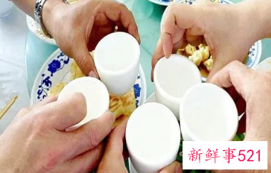 梦见和熟人吃饭喝酒