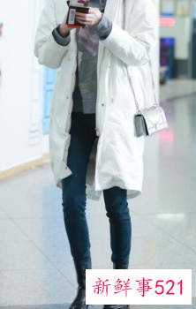 白色羽绒服搭什么颜色的帽子