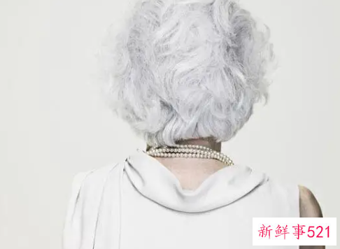 梦见自己头发全白了