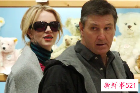 布兰妮父亲终于决定放弃监护权