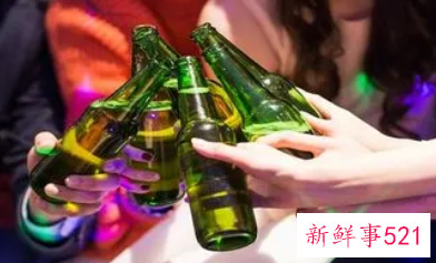 梦见和熟人吃饭喝酒