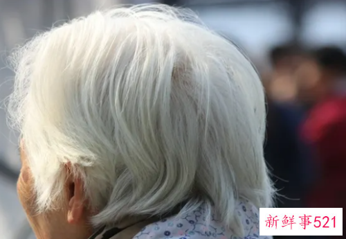 梦见自己头发全白了