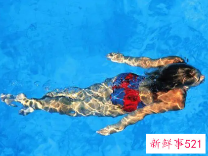 梦见自己看到别人在水里游泳