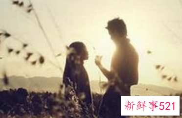 女生看见你忍不住笑什么意思