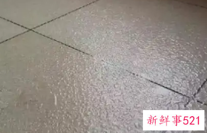 屋里一下雨地面上就出现水