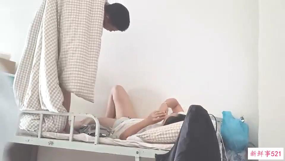 吃瓜-女的跑去男生宿舍，二话不说直接开干，全然不顾宿舍还有两个男舍友