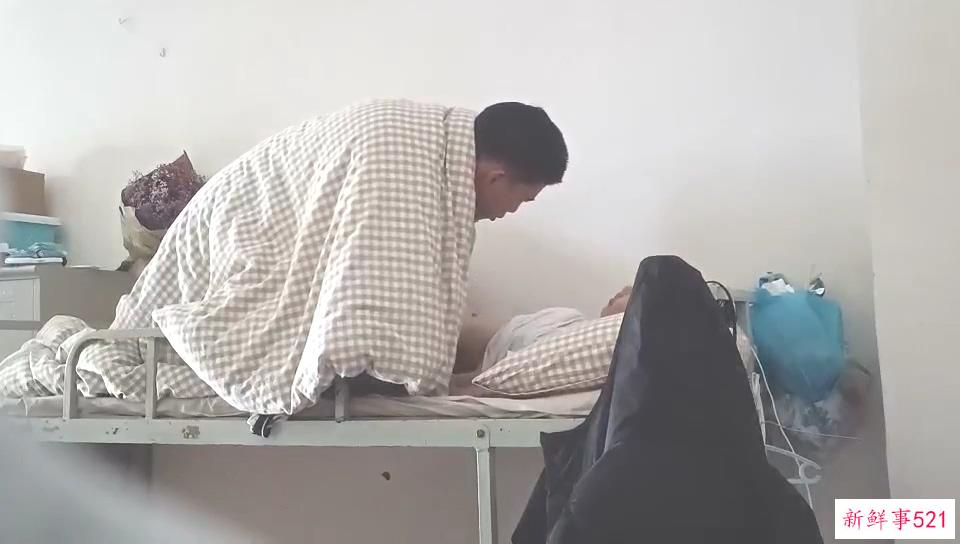 吃瓜-女的跑去男生宿舍，二话不说直接开干，全然不顾宿舍还有两个男舍友