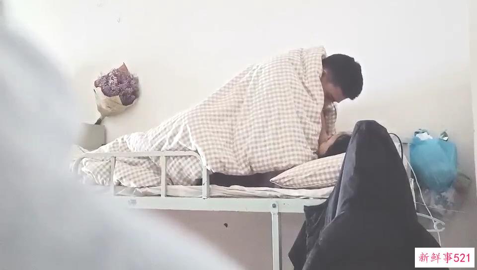 吃瓜-女的跑去男生宿舍，二话不说直接开干，全然不顾宿舍还有两个男舍友